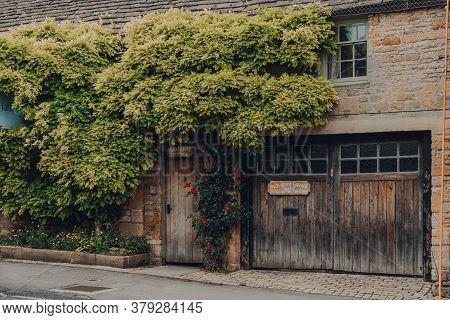 Stow-on-the-wold, Uk - July 6, 2020: Picturesque Cottage On A Street In Stow-on-the-wold, A Market T