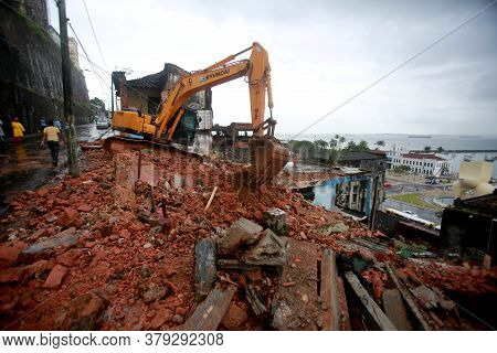 Salvador, Bahia / Brazil - May 22, 2015: Backhoe Machine Works In The Demolition Of Destroyed Buildi