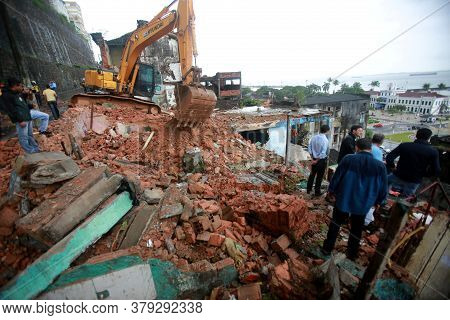 Salvador, Bahia / Brazil - May 22, 2015: Backhoe Machine Works In The Demolition Of Destroyed Buildi