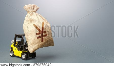 A Forklift Carrying A Huge Yen Yuan Money Bag. Anti-crisis Budget. Borrowing On Capital Market. Stro