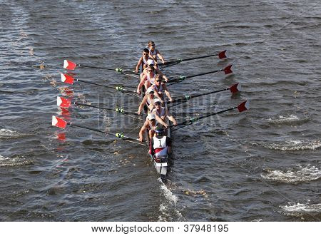 BOSTON - 21 ottobre: Marin canottaggio associazione gare in testa di Charles Regatta, Marin corse vinte