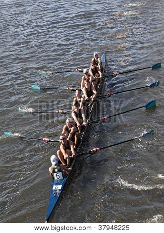 BOSTON - 21 ottobre: Gare New Trier High School in testa di Charles Regatta, Marin canottaggio Associ