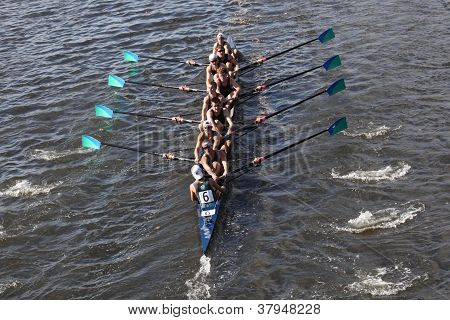 BOSTON - 21 ottobre: Gare New Trier High School in testa di Charles Regatta, Marin canottaggio Associ
