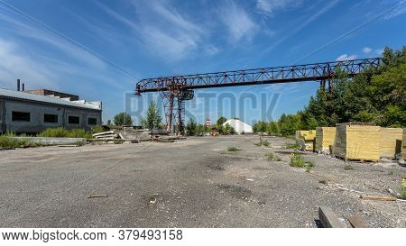 Novosibirsk/ Russia - July 25 2020: Large Metal Gantry Crane At A Construction Site, In The Backgrou