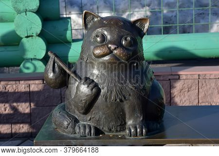 Murmansk, Russia - 01.04.2016 Cat Semen. Monument.semenovskoe Lake. Murmansk