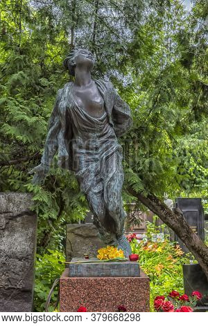 Russia, Moscow 07.07,2019 Monument To Zoya Kosmodemyanskoy In Moscow At The Novodevichy Cemetery