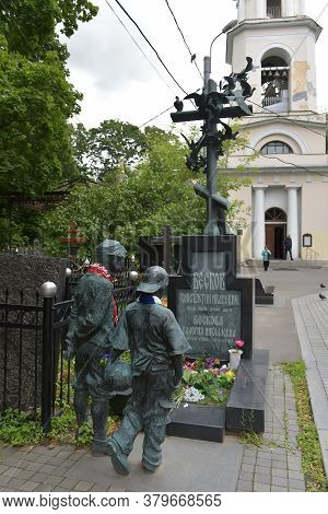 Moscow, Russia - 08.07.2019 : Vagankovskoye Cemetery In Moscowkonstantin Ivanovich Beskov - An Outst