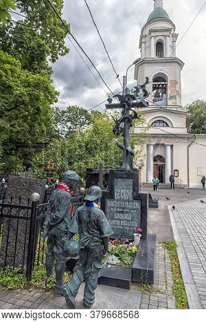 Moscow, Russia - 08.07.2019 : Vagankovskoye Cemetery In Moscowkonstantin Ivanovich Beskov - An Outst