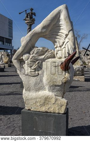 Russia, Moscow 05.04,2019 Sculpture Park Museon, Many White Sculptures Under The Open Sky