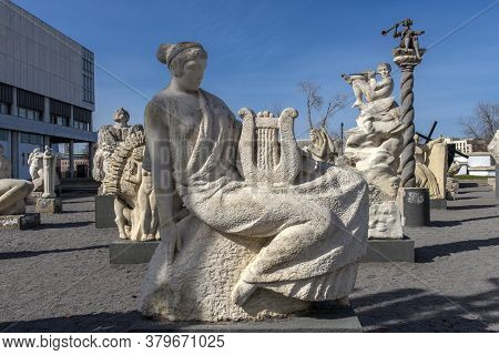Russia, Moscow 05.04,2019 Sculpture Park Museon, Many White Sculptures Under The Open Sky