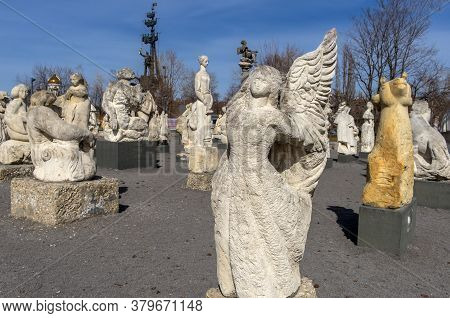 Russia, Moscow 05.04,2019 Sculpture Park Museon, Many White Sculptures Under The Open Sky