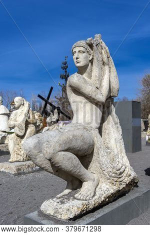 Russia, Moscow 05.04,2019 Sculpture Park Museon, Many White Sculptures Under The Open Sky