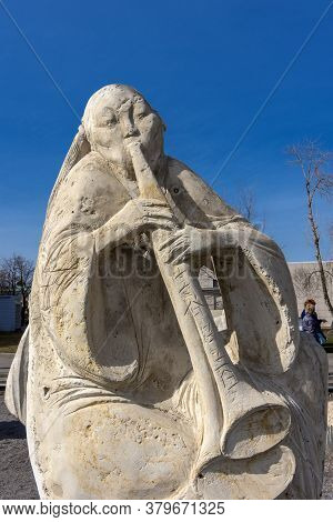 Russia, Moscow 05.04,2019 Sculpture Park Museon, Many White Sculptures Under The Open Sky