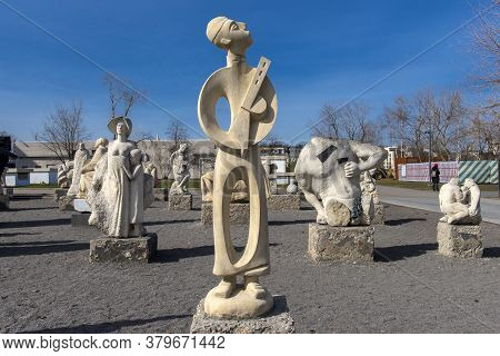 Russia, Moscow 05.04,2019 Sculpture Park Museon, Many White Sculptures Under The Open Sky