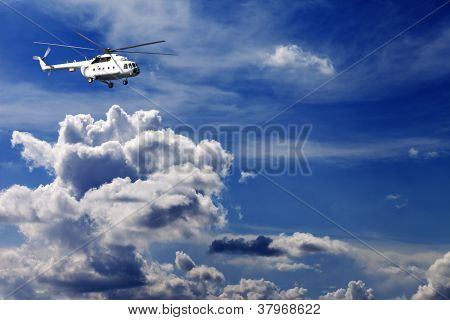 Hubschrauber in blauer Himmel mit Wolken