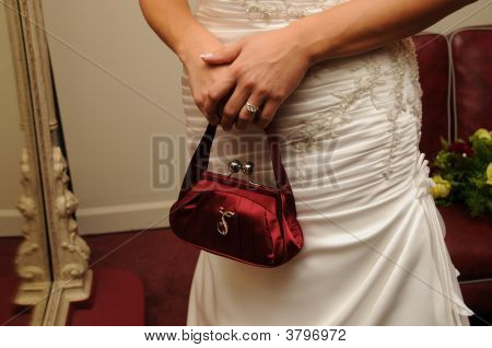 Noiva segurando a bolsa