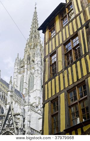 Rouen - ภายนอกของบ้านโบราณและโบสถ์