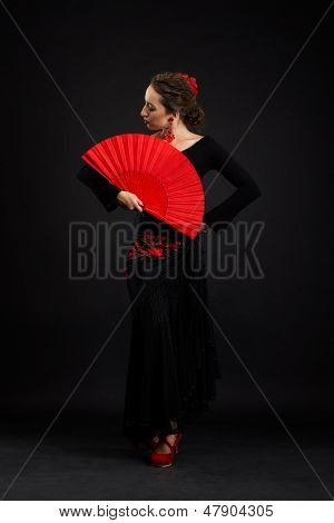 Spansk kvinde dans Flamenco på sort