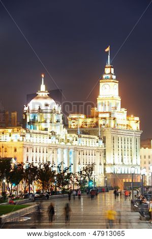 Šanghaj Waitan noční pohled s historickými budovami přes Huangpu River