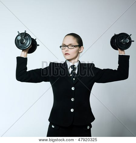スタジオ ショット重量を保持している一人の若い白人の bsuiness 女性の肖像画