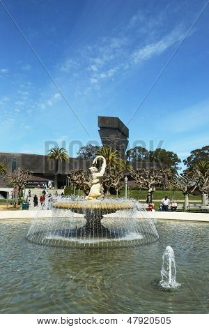 Rideout-Gedenkbrunnen an der Vorderseite De Young Museum in San Francisco
