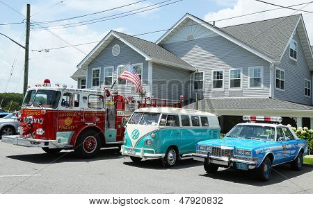Brandbil, 1966 Volkswagen buss Vanagon och gamla NYPD Plymouth polisbil på displayen