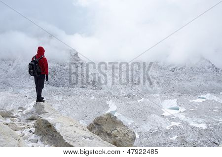 登山家立っている近く Khumbu ろん、ネパール エベレスト地域