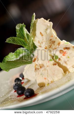 Bir pişmiş elma Strudel ile vanilyalı dondurma