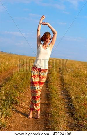 Bella donna felice danza a piedi nudi