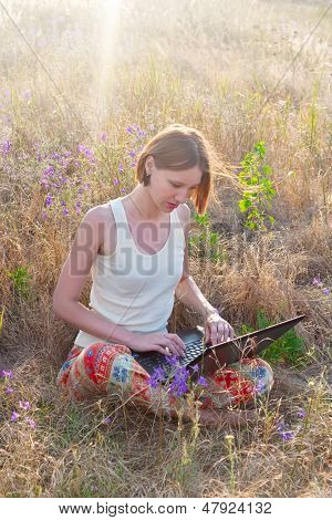 Bella donna con Notebook ufficio-libero