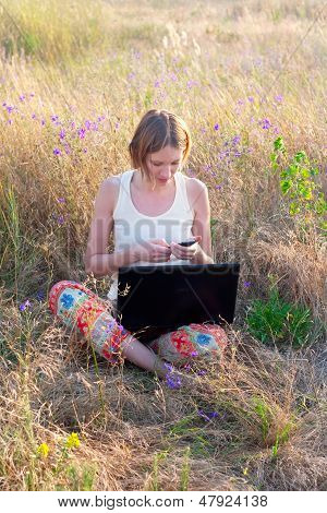 Bella donna con Notebook e cellulare