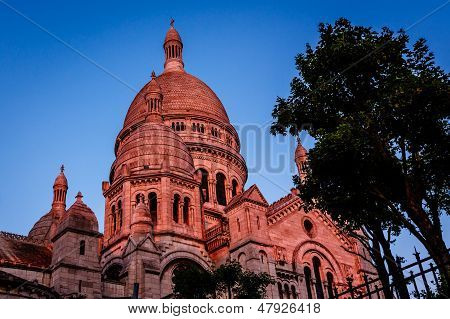 Sacre Coeur katedralen på Montmartre bakken i skumringen, Paris, Frankrig