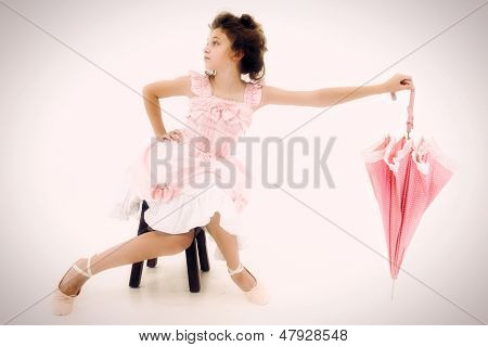 Mooi Kaukasische meisje kind in roze Lolita stijl mode met Polka Dot paraplu