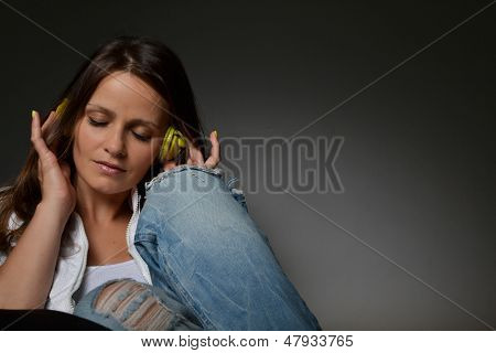 красивая молодая женщина прослушивания музыки