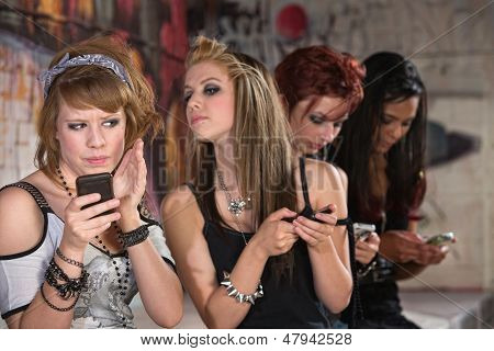 Vrouwelijke tiener verbergen telefoon