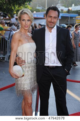 LOS ANGELES - JUL 08: Demian Bichir & Stefanie kolorowanki przybywa do FX premiera serialu 