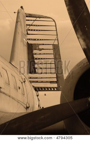 Primer plano de un viejo avión