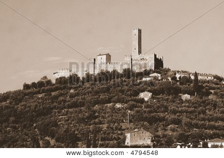 丘の上のトスカーナの城。イタリア、フィレンツェ。