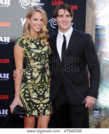 LOS ANGELES - JUN 22: Steven R. McQueen przybywa do 