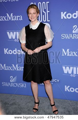 LOS ANGELES - JUN 12: Laura Linney přijíždí do ženy ve filmu 2013 Crystal + Lucy ocenění na Ju