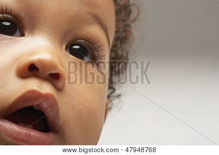 Closeup African American zvědavý chlapeček koukal