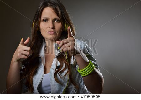 красивая молодая женщина прослушивания музыки