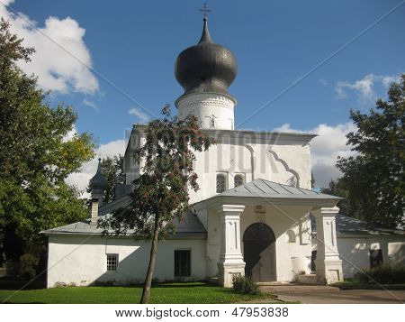 mittelalterliche weiße Kirche in Pskow, Russland