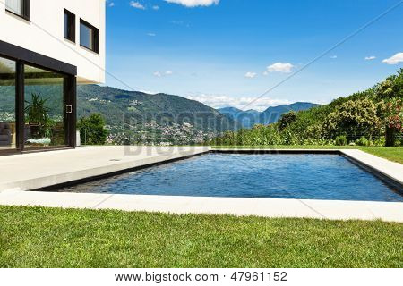 Moderne villa, udendørs, udsigt fra poolen
