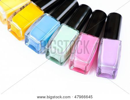 Nagellack. Maniküre. Bunter Nagellack Flaschen. Isoliert auf weißem Hintergrund