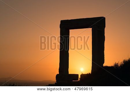 Alte Tor des Apollon-Tempel bei Sonnenuntergang auf der Insel Naxos, Griechenland