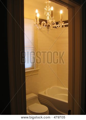 Salle de bain avec lustre