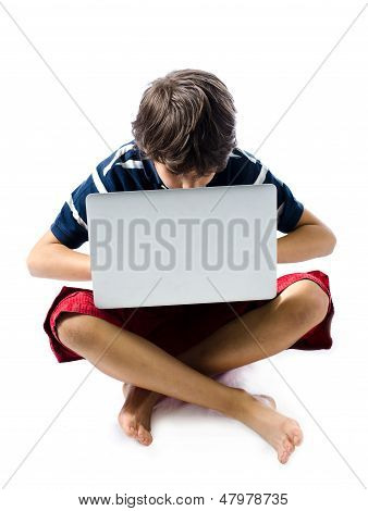Bambino utilizzando il Computer portatile sul pavimento