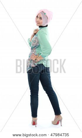 หญิงสาวยืนหัว Scraf การดำเนินการ