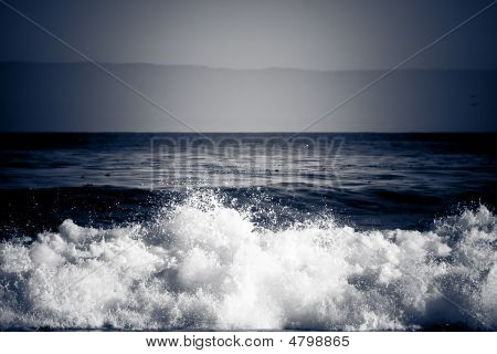 Dramatique vague se brisant